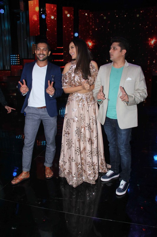Bollywood actress Sonakshi Sinha promotes Noor on the set of Nach Baliye season 8. Sonakshi Sinha,actress Sonakshi Sinha,Sonakshi Sinha promotes Noor,Nach Baliye season 8,Nach Baliye,Sonakshi Sinha pics,Sonakshi Sinha images,Sonakshi Sinha photos,Sonakshi Sinha stills,Sonakshi Sinha pictures