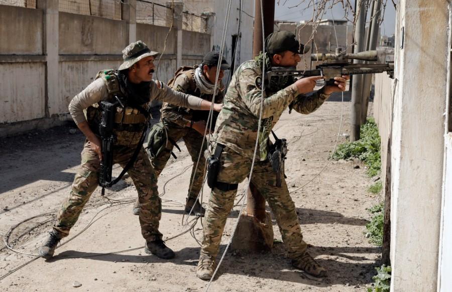 An Iraqi rapid response sniper aims his weapon toward a suspected Islamic State sniper's position in western Mosul. Sniper wars,Mosul sniper wars,Islamic State,Islamic State mounts,Iraqi forces
