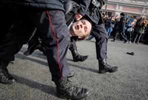Russian police,police detain protesters,Russian protesters,Alexei Navalny,protesters across Russia,opposition leader Alexei Navalny,demonstrate against corruption,corruption