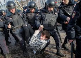 Russian police,police detain protesters,Russian protesters,Alexei Navalny,protesters across Russia,opposition leader Alexei Navalny,demonstrate against corruption,corruption