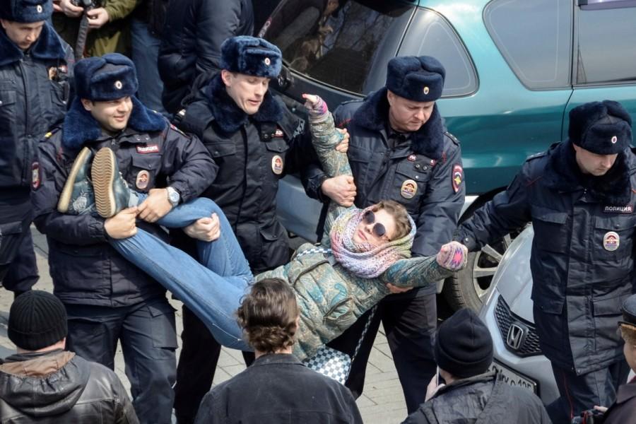 Police officers detain an opposition supporter during a rally in Vladivostok. Russian police,police detain protesters,Russian protesters,Alexei Navalny,protesters across Russia,opposition leader Alexei Navalny,demonstrate against corruption,corruption
