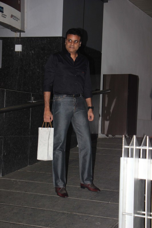Bollywood actress Bhagyashree with her husband spotted at Bandra in Mumabi. Bhagyashree,actress Bhagyashree,Bhagyashree with her husband,Bhagyashree at Bandra,Bhagyashree pics,Bhagyashree images,Bhagyashree photos,Bhagyashree stills,Bhagyashree pictures