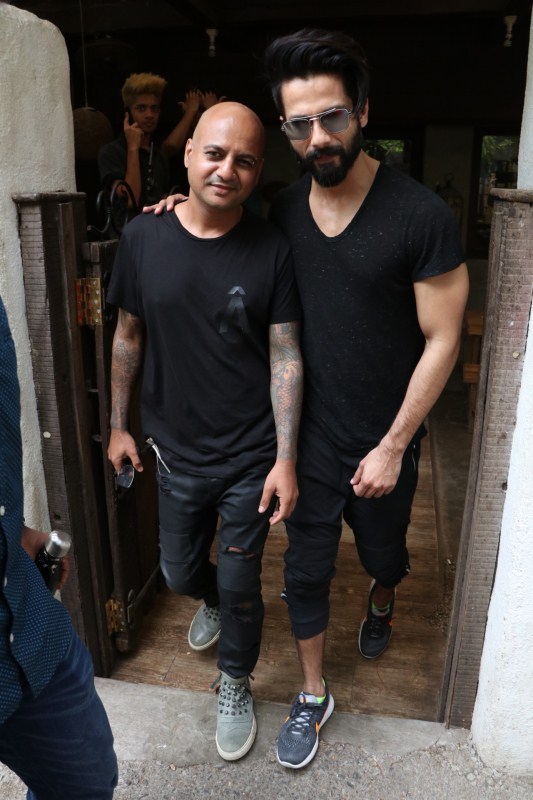 Bollywood actor Shahid Kapoor spotted at Hakkiam Ali Salon at Bandra in Mumbai. Shahid Kapoor,actor Shahid Kapoor,Shahid Kapoor spotted at Hakkiam Ali Salon,Hakkiam Ali Salon,Shahid Kapoor at Bandra,Shahid Kapoor in Bandra,Shahid Kapoor pics,Shahid Kapoor images,Shahid Kapoor stills,Shahid Kapoor pictures