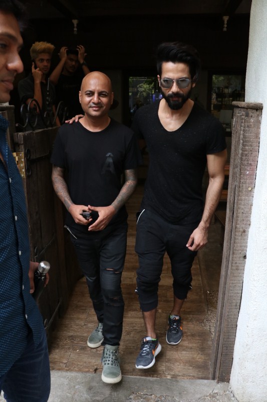 Bollywood actor Shahid Kapoor spotted at Hakkiam Ali Salon at Bandra in Mumbai. Shahid Kapoor,actor Shahid Kapoor,Shahid Kapoor spotted at Hakkiam Ali Salon,Hakkiam Ali Salon,Shahid Kapoor at Bandra,Shahid Kapoor in Bandra,Shahid Kapoor pics,Shahid Kapoor images,Shahid Kapoor stills,Shahid Kapoor pictures
