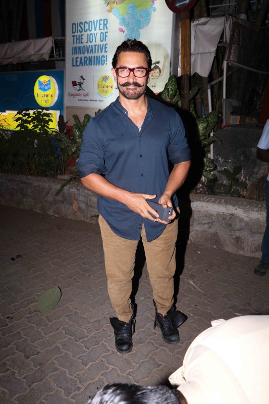 Bollywood actor Aamir Khan spotted at Aura Bandra in Mumbai on March 31, 2017. Aamir Khan,actor Aamir Khan,Aamir Khan pics,Aamir Khan images,Aamir Khan stills,Aamir Khan pictures,Aamir Khan photos,Aamir Khan spotted at Aura,Aamir Khan at Aura