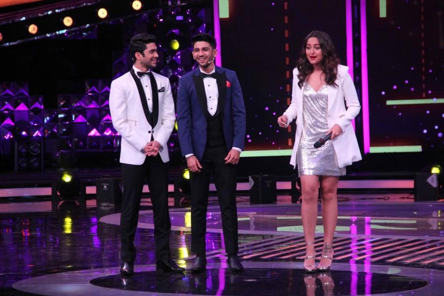 Bollywood actress Sonakshi Sinha spotted during the promotion of film Noor and Nach Baliye integration on the sets Star Plus singing reality show Dil Hai Hindustani in Mumbai on March 31, 2017. Sonakshi Sinha,actress Sonakshi Sinha,Sonakshi Sinha promotes Noor,Noor,Noor promotion,Noor movie promotion,Dil Hai Hindustani,reality show Dil Hai Hindustani,Sonakshi Sinha pics,Sonakshi Sinha images,Sonakshi Sinha stills,Sonakshi Sinha pictures