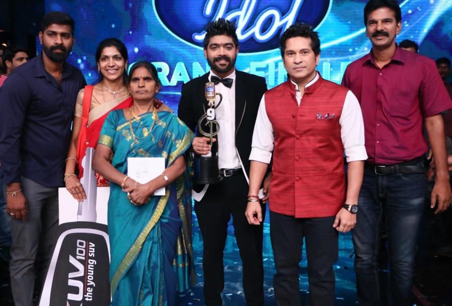 India waited with bated breath when the 3 finalists – LV Revanth, Khuda Baksh and PVNS Rohit took center stage to perform for one last time for their fans across the world. The top 3 finalists came with their best and it was a bitter sweet moment, as each one sang from their hearts as they fought for the coveted title. Khudha Baksh, performed Ki Banu Duniya Da, which was his audition song and which got him his entry into Indian Idol 9. LV Revanth,Revanth,singer LV Revanth,LV Revanth wins singing reality show Indian Idol 9,Indian Idol 9,Indian Idol 9 winner,LV Revanth pics,LV Revanth images,LV Revanth stills,LV Revanth pictures,LV Revanth photos