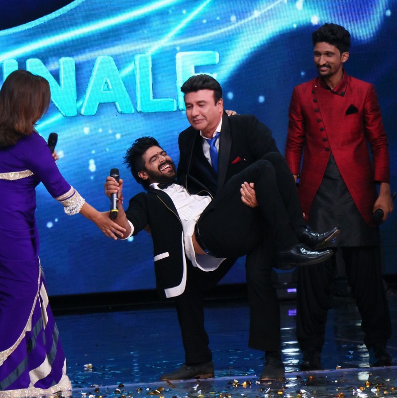 Revanth pulled all the stops with his highly energetic performance of "Ude Dil Befikre" and Rohit mesmerized the audiences with his soulful "Ayat". The final performances portrayed their growth over the season as each stood the test of Andaz, Riyaz and Awaz and rightly proved their place in the top 3. LV Revanth,Revanth,singer LV Revanth,LV Revanth wins singing reality show Indian Idol 9,Indian Idol 9,Indian Idol 9 winner,LV Revanth pics,LV Revanth images,LV Revanth stills,LV Revanth pictures,LV Revanth photos