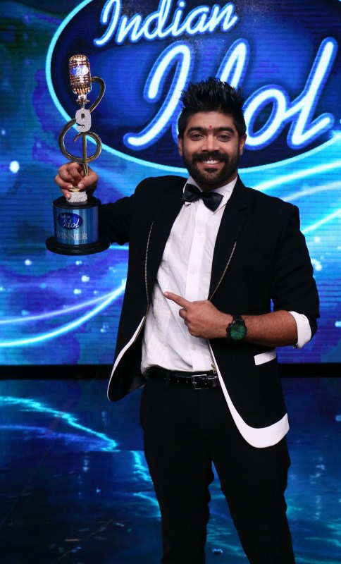 The finale of Indian Idol 9 had something for one and all not only a singing extravaganza but a laugh out loud entertaining act by Sunil Grover as the funny Dr. Mashoor Gulati. The Finale was an entertainment fest, which culminated with the announcement India has been waiting for. LV Revanth from Hyderabad was announced the winner of Indian Idol 9 amidst much fanfare, it was a proud moment for all, judges Farah Khan, Sonu Nigam and Anu Malik were ecstatic and wished the winner all the best. LV Revanth,Revanth,singer LV Revanth,LV Revanth wins singing reality show Indian Idol 9,Indian Idol 9,Indian Idol 9 winner,LV Revanth pics,LV Revanth images,LV Revanth stills,LV Revanth pictures,LV Revanth photos