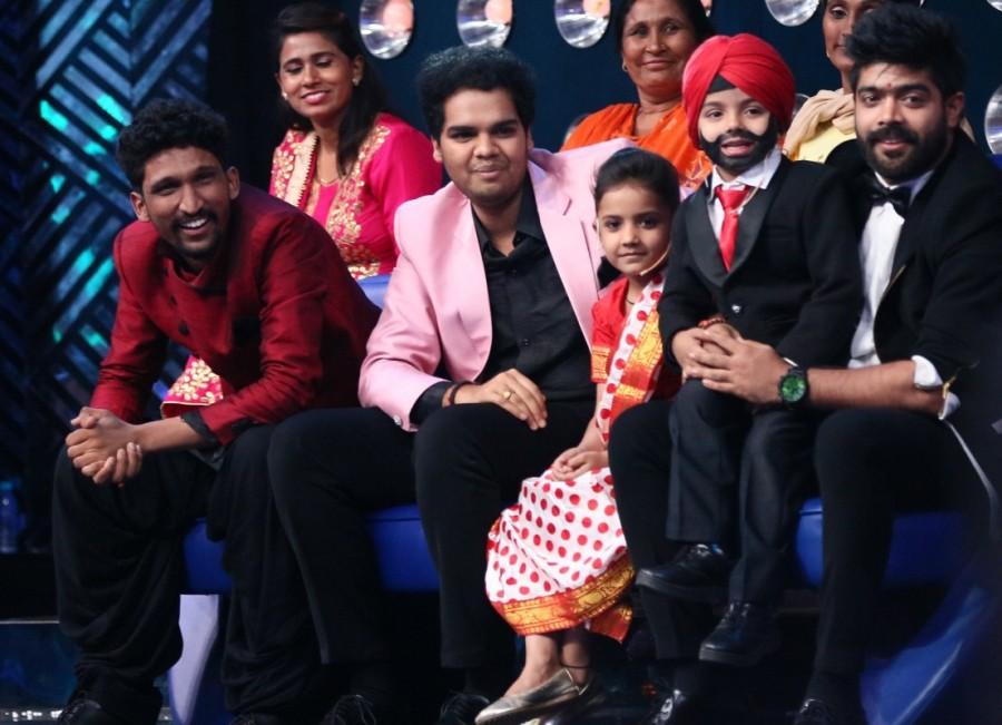 Kids of Sabse Bada Kalakar with the Top 3 on Indian Idol 9. Farah Khan,Sabse Bada Kalakar judge Arshad Warsi,Indian Idol 9,Indian Idol 9 Grand Finale,Indian Idol 9 Finale,Indian Idol 9 Grand Finale pics,Indian Idol 9 Grand Finale images,Indian Idol 9 Grand Finale stills,Indian Idol 9 Grand Finale pictures