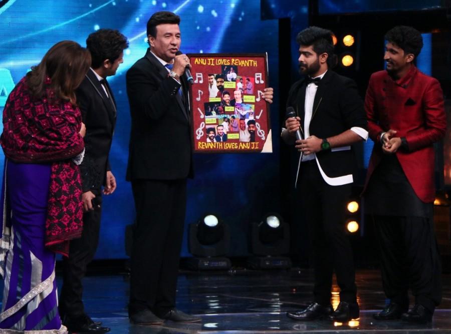 Contestants gift the judges on Indian Idol 9 Farah Khan,Sabse Bada Kalakar judge Arshad Warsi,Indian Idol 9,Indian Idol 9 Grand Finale,Indian Idol 9 Finale,Indian Idol 9 Grand Finale pics,Indian Idol 9 Grand Finale images,Indian Idol 9 Grand Finale stills,Indian Idol 9 Grand Finale pictures