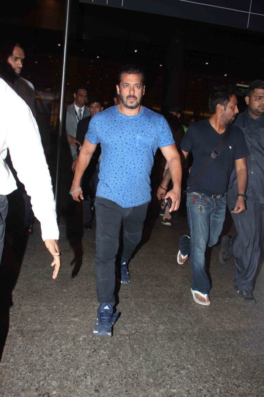 Bollywood actor Salman Khan, Iulia Vantur and the entire Khan family spotted as they return after a grand celebration of Ahil's first birthday in Maldives. Salman Khan,Iulia Vantur,Ahil's first birthday,Arbaaz,Sohail,Malaika,Seema,Arhaan,Nirvaan,Yohan,Ayaan,Alvira,Atul