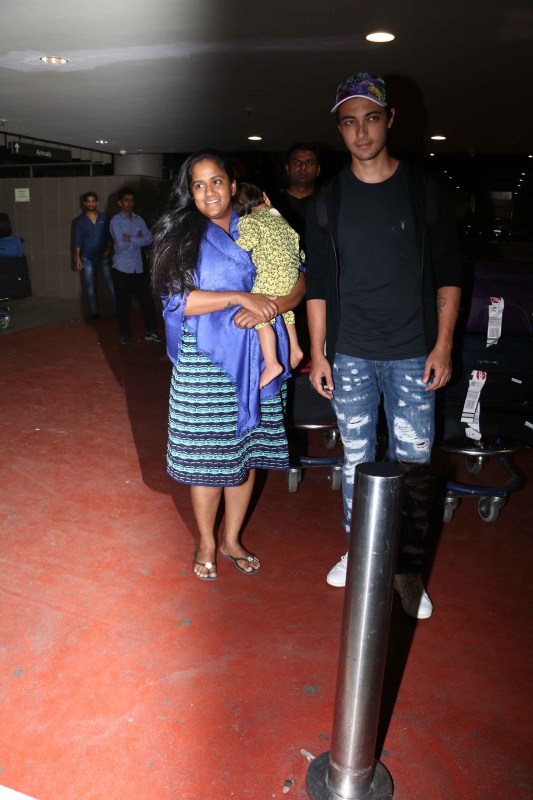 Bollywood actor Salman Khan, Iulia Vantur and the entire Khan family spotted as they return after a grand celebration of Ahil's first birthday in Maldives. Salman Khan,Iulia Vantur,Ahil's first birthday,Arbaaz,Sohail,Malaika,Seema,Arhaan,Nirvaan,Yohan,Ayaan,Alvira,Atul