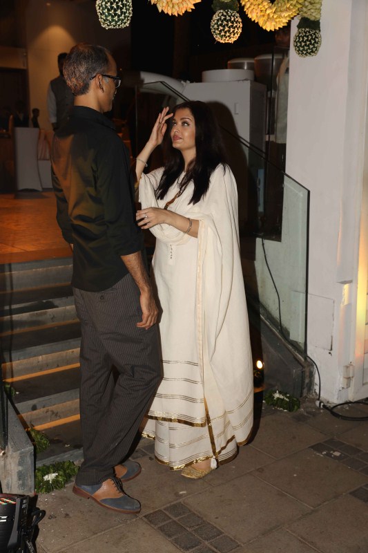 Bollywood actress Amitabh Bachchan spotted at Blue Sea. Amitabh Bachchan,Abhishek Bachchan,Aishwarya Rai Bachchan,Aishwarya Rai and Abhishek,Amitabh Bachchan and Aishwarya Rai