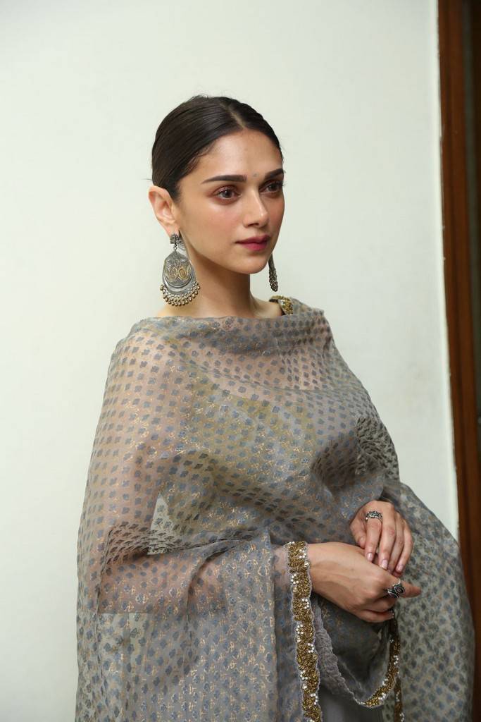 South Indian actress Aditi Rao Hydari spotted at Cheliyaa press meet event. Karthi and Aditi Rao Hydari,Karthi,Aditi Rao Hydari,Cheliyaa movie press meet,Cheliyaa press meet,Cheliyaa press meet pics,Cheliyaa press meet images,Cheliyaa press meet photos,Cheliyaa press meet stills,Cheliyaa press meet pictures