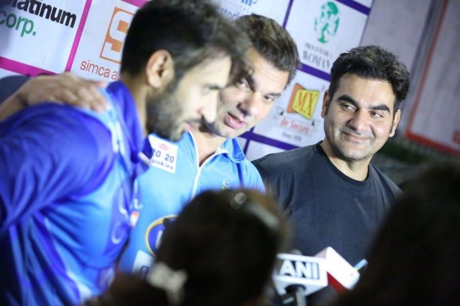 Tony Premier League (TPL) organized by Danish and Tony the event was graced by Imran Khan, Sooraj Pancholi and others. This was the grand finale of the series played between Fairmont falcons Vs I love Mumbai. Fairmont falcons emerged as the winners of the 3rd Season of Tony Premier league. Imran Khan,Sooraj Pancholi,Upen Patel,Tony Premier league Grand finale,Tony Premier league,Fairmont falcons