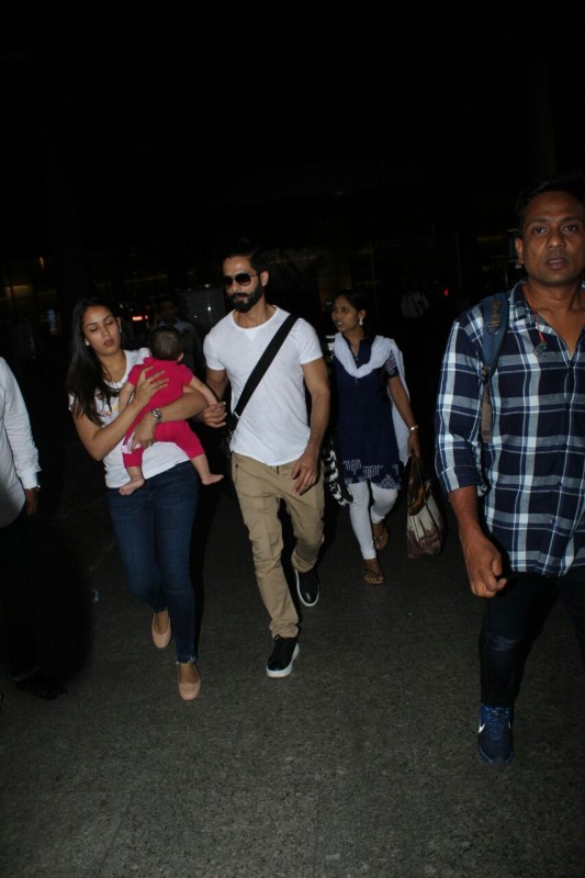 Bollywood actor Shahid Kapoor and Mira Rajput snapped with baby Misha at the Airport. Shahid Kapoor,Mira Rajput,Shahid Kapoor and Mira Rajput,Shahid Kapoor with his baby,Misha,Mira Rajput with baby