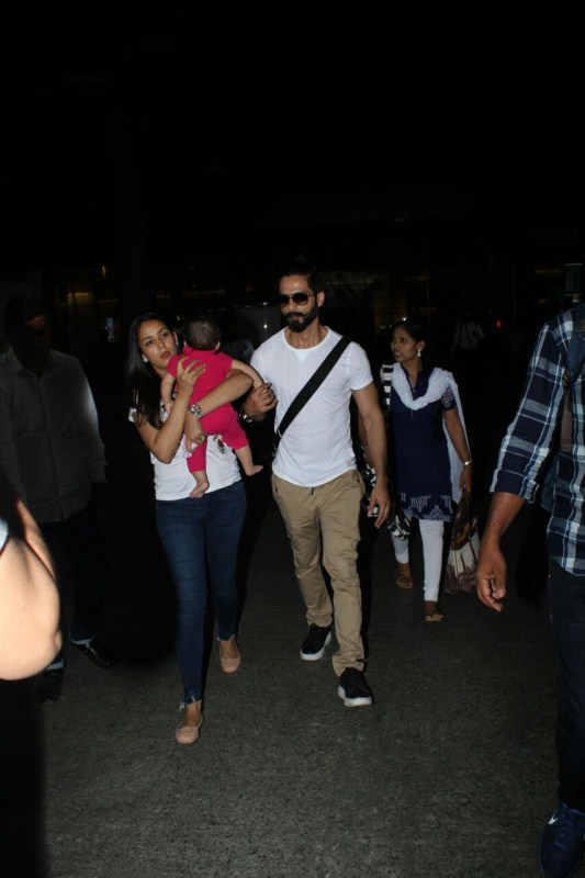 Bollywood actor Shahid Kapoor and Mira Rajput snapped with baby Misha at the Airport. Shahid Kapoor,Mira Rajput,Shahid Kapoor and Mira Rajput,Shahid Kapoor with his baby,Misha,Mira Rajput with baby