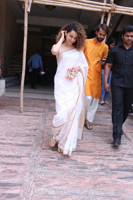 Bollywood actress Kangana Ranaut visits her stylist Ami Patel's house on the occasion of Navaratri's pooja. Kangana Ranaut,actress Kangana Ranaut,Kangana Ranaut pics,Kangana Ranaut images,Kangana Ranaut photos,Kangana Ranaut stills,Kangana Ranaut pictures