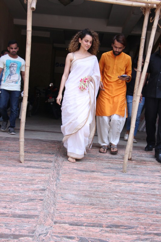 Bollywood actress Kangana Ranaut visits her stylist Ami Patel's house on the occasion of Navaratri's pooja. Kangana Ranaut,actress Kangana Ranaut,Kangana Ranaut pics,Kangana Ranaut images,Kangana Ranaut photos,Kangana Ranaut stills,Kangana Ranaut pictures