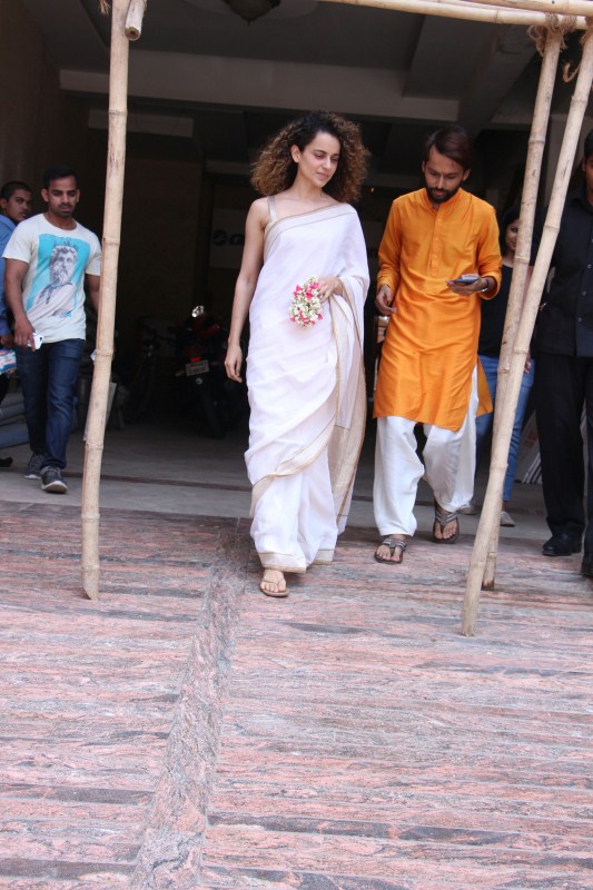 Bollywood actress Kangana Ranaut visits her stylist Ami Patel's house on the occasion of Navaratri's pooja. Kangana Ranaut,actress Kangana Ranaut,Kangana Ranaut pics,Kangana Ranaut images,Kangana Ranaut photos,Kangana Ranaut stills,Kangana Ranaut pictures