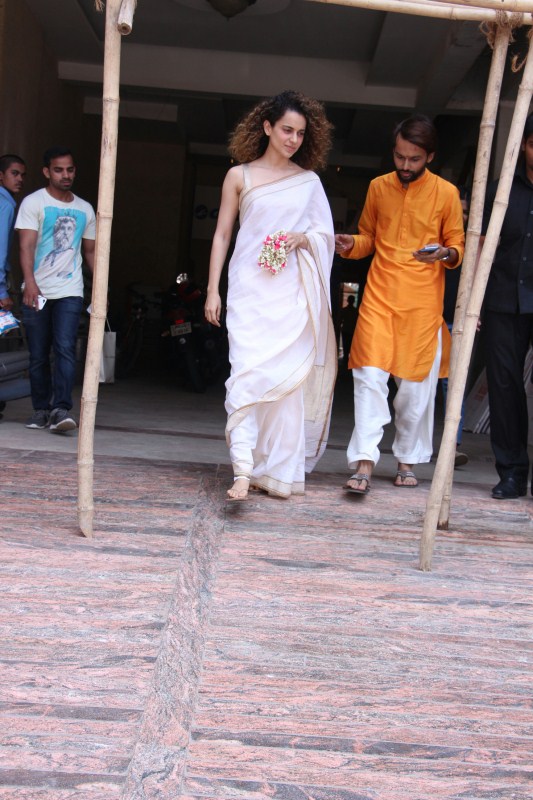 Bollywood actress Kangana Ranaut visits her stylist Ami Patel's house on the occasion of Navaratri's pooja. Kangana Ranaut,actress Kangana Ranaut,Kangana Ranaut pics,Kangana Ranaut images,Kangana Ranaut photos,Kangana Ranaut stills,Kangana Ranaut pictures