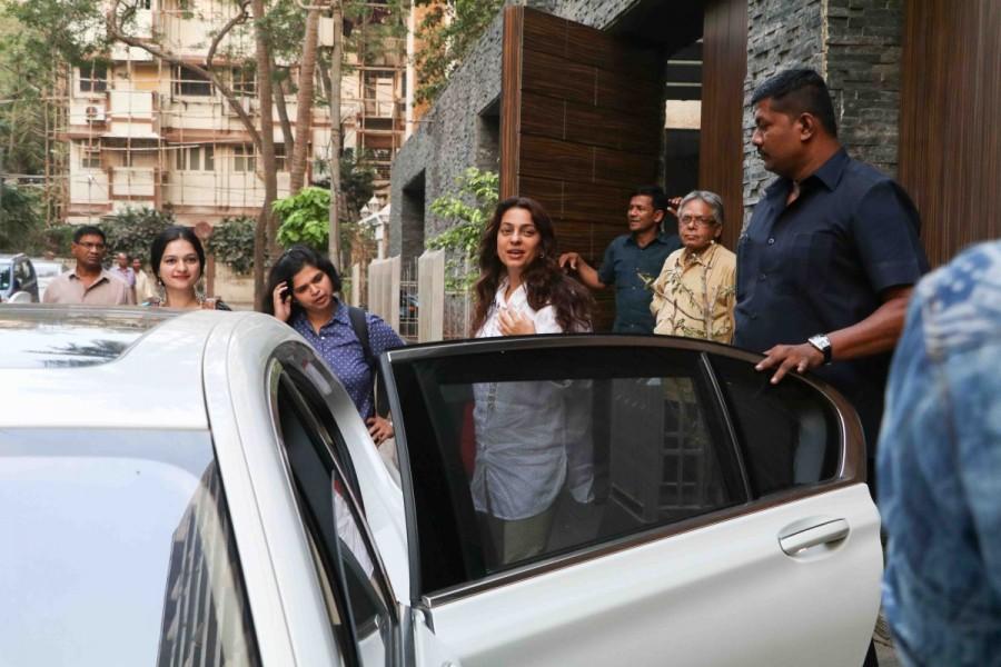 Bollywood actress Juhi Chawla snapped outside Aamir Khan's residence in Bandra. Juhi Chawla,actress Juhi Chawla,Juhi Chawla at Aamir Khan residence,Aamir Khan residence,Aamir Khan,Aamir Khan's residence in Bandra,Juhi Chawla pics,Juhi Chawla images,Juhi Chawla photos,Juhi Chawla stills,Juhi Chawla pictures