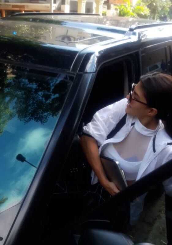 Bollywood actress Jacqueline Fernandez spotted at Bandra. Jacqueline Fernandez and Vidya Balan,Jacqueline Fernandez,Vidya Balan,Jacqueline Fernandez pics,Jacqueline Fernandez images,Jacqueline Fernandez stills,Jacqueline Fernandez pictures,Jacqueline Fernandez photos,Vidya Balan pics,Vidya Balan images,Vidya Bal