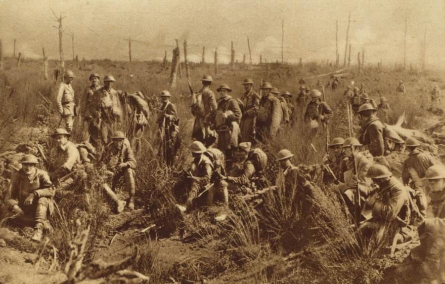 U.S. soldiers of the American Expeditionary Force are seen during a pause in fighting. Great war,America,America in the Great War,America Great War,America Great War pics,America Great War images,America Great War stills,America Great War pictures,America Great War photos