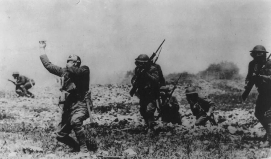 American soldiers react to a gas attack in an undated photo, likely used for training purposes. Great war,America,America in the Great War,America Great War,America Great War pics,America Great War images,America Great War stills,America Great War pictures,America Great War photos