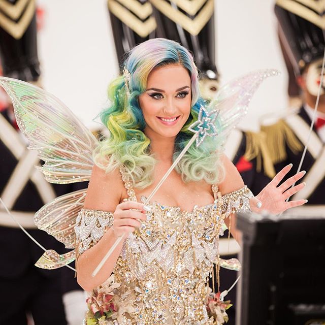 Hollywood actress Katy Perry flaunts her figure. Katy Perry,Katy Perry flaunts killer cleavage,Katy Perry flaunts cleavage,Katy Perry hot pics,Katy Perry hot images,Katy Perry hot photos,Katy Perry hot stills,Katy Perry hot pictures,Katy Perry bikini pics,Katy Perry bikini images,Katy Perry bikini photo