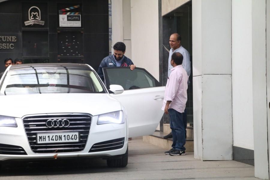 Bollywood actor Abhishek Bachchan spotted at Ashutosh Gowariker office in Khar. Abhishek Bachchan,actor Abhishek Bachchan,Abhishek Bachchan spotted at Ashutosh Gowariker office,Abhishek Bachchan at Ashutosh Gowariker office,Ashutosh Gowariker office