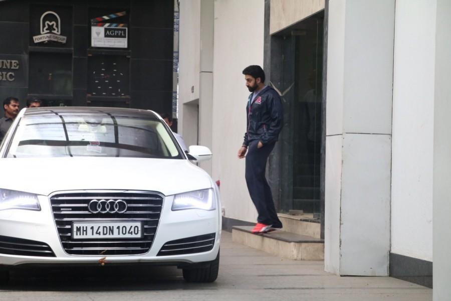 Bollywood actor Abhishek Bachchan spotted at Ashutosh Gowariker office in Khar. Abhishek Bachchan,actor Abhishek Bachchan,Abhishek Bachchan spotted at Ashutosh Gowariker office,Abhishek Bachchan at Ashutosh Gowariker office,Ashutosh Gowariker office