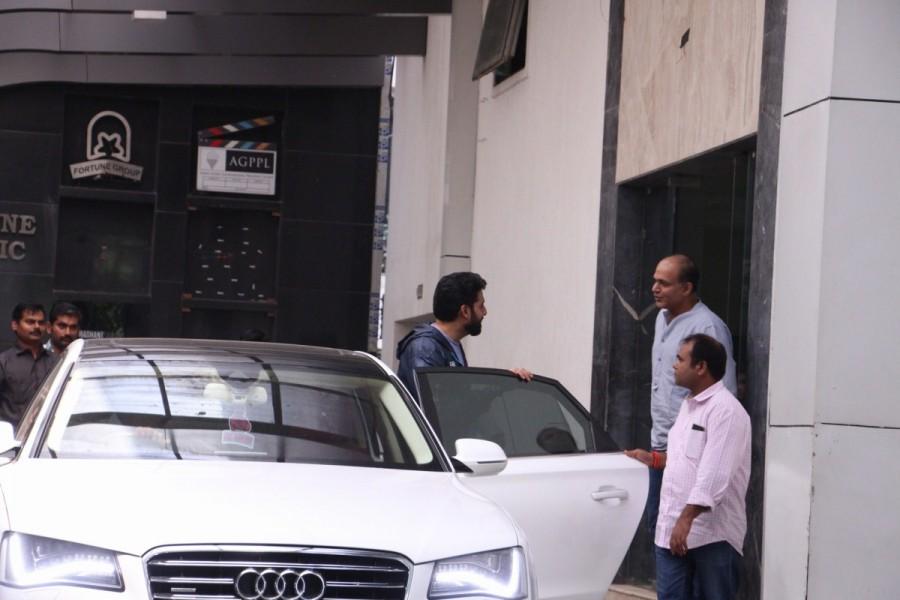 Bollywood actor Abhishek Bachchan spotted at Ashutosh Gowariker office in Khar. Abhishek Bachchan,actor Abhishek Bachchan,Abhishek Bachchan spotted at Ashutosh Gowariker office,Abhishek Bachchan at Ashutosh Gowariker office,Ashutosh Gowariker office