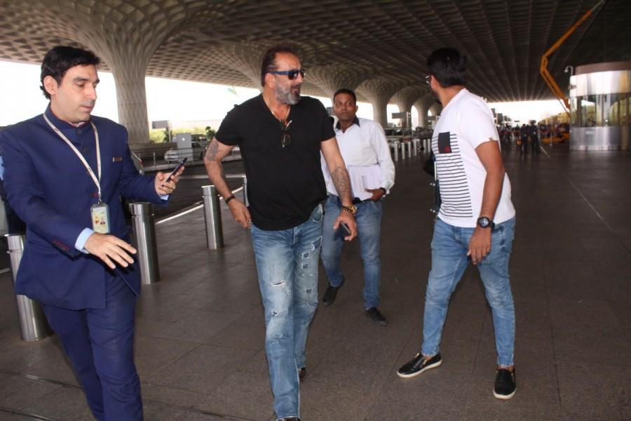 Bollywood actor Sanjay Dutt spotted at Airport. Sanjay Dutt,actor Sanjay Dutt,Sanjay Dutt pics,Sanjay Dutt images,Sanjay Dutt stills,Sanjay Dutt pictures,Sanjay Dutt new pics,Sanjay Dutt at Airport