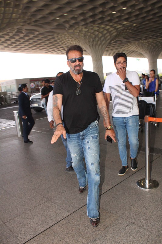 Bollywood actor Sanjay Dutt spotted at Airport. Sanjay Dutt,actor Sanjay Dutt,Sanjay Dutt pics,Sanjay Dutt images,Sanjay Dutt stills,Sanjay Dutt pictures,Sanjay Dutt new pics,Sanjay Dutt at Airport