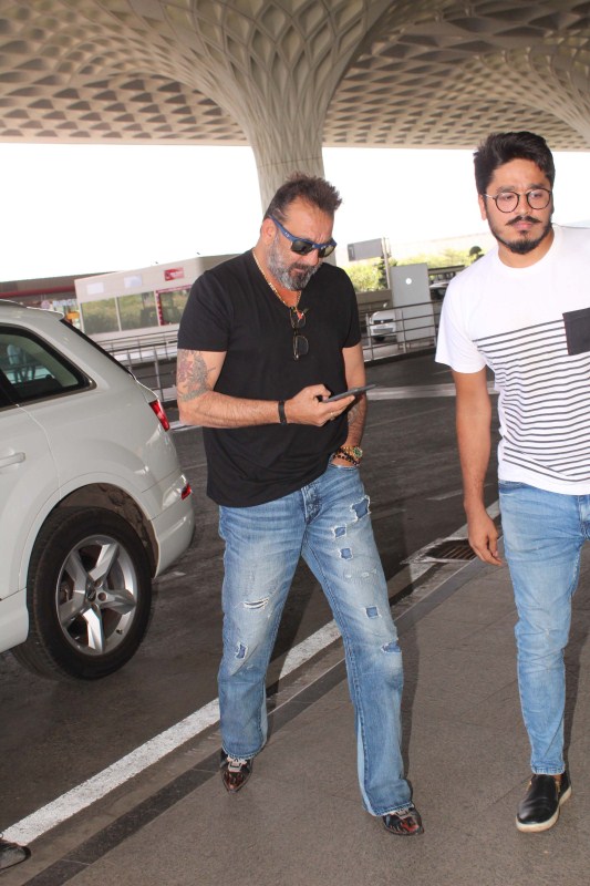 Bollywood actor Sanjay Dutt spotted at Airport. Sanjay Dutt,actor Sanjay Dutt,Sanjay Dutt pics,Sanjay Dutt images,Sanjay Dutt stills,Sanjay Dutt pictures,Sanjay Dutt new pics,Sanjay Dutt at Airport