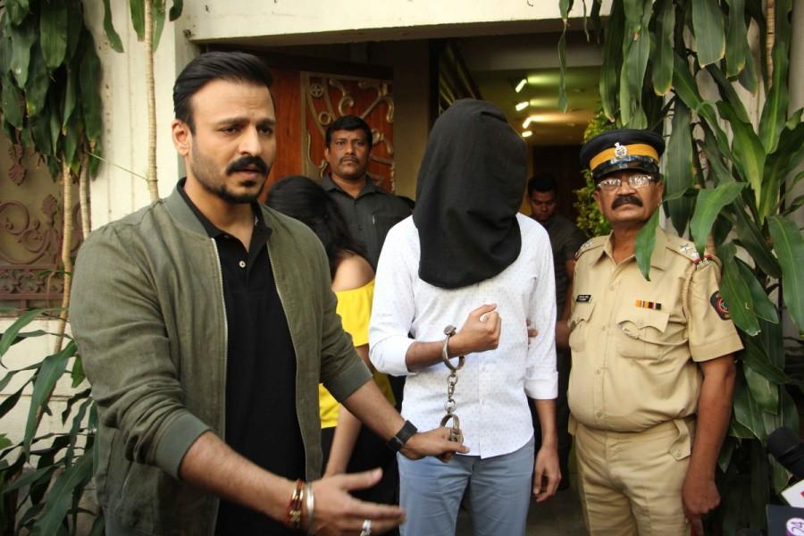 Bollywood actors Vivek Oberoi and Ritesh Deshmukh promote film Bank Chor in Mumbai on April 7, 2017. Vivek Oberoi and Ritesh Deshmukh,Vivek Oberoi,Ritesh Deshmukh,Bank Chor,Bank Chor promotion,Bank Chor movie promotion,Bank Chor promotion pics,Bank Chor promotion images,Bank Chor promotion stills,Bank Chor promotion pictures