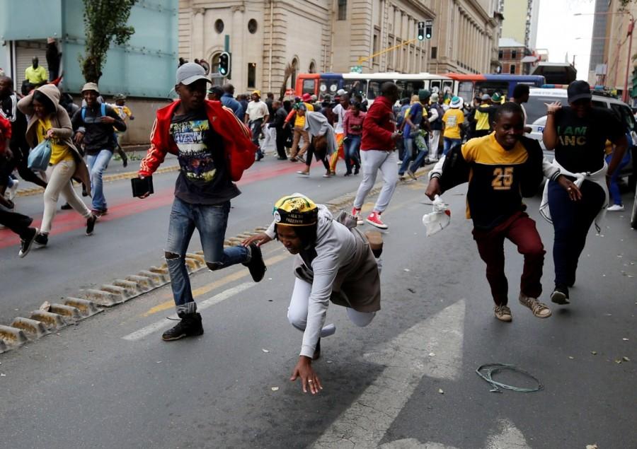 Supporters of the African National Congress (ANC) and South Africa's President Jacob Zuma flee from the police in Johannesburg, South Africa April 7, 2017. South Africans protest,South African,President Zuma,Johannesburg,Jacob Zuma,cabinet reshuffle