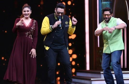 The beautiful and ravishing looking Raveena Tandon is the cynosure of all eyes as she looks ethereal on the sets of Sony Entertainment Television’s kids acting reality show, Sabse Bada Kalakar. It was  a surprise for everybody on the sets when the king of rap Badshah dropped on the sets.