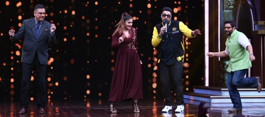 The famous rapper was there to support the kids, but what he didn’t expect was Raveena Tandon thanking him for a mention in his blockbuster song “Kar Gayi Chull.” Who can resist not shaking a leg with the stunning Raveena and Badshah did not let go of the opportunity. Sabse Bada Kalakar,Rapper Badshah,Raveena Tandon,Sony Entertainment,kids acting reality show,kids reality show,reality show,Raveena Tandon on the sets of Sabse Bada Kalakar