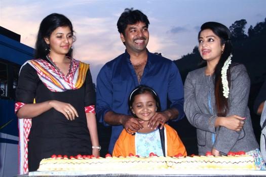 South Indian actor Jai celebrates his birthday on Balloon shooting spot with actress Anjali, Janani Iyer and Sinish.
