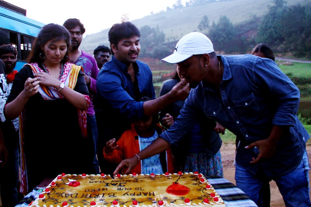 Jai celebrates his birthday,Jai,actor Jai,Jai birthday celebration,Anjali,Janani Iyer,Sinish,Jai and Anjali,Balloon,Balloon shooting spot,Jai birthday celebration pics,Jai birthday celebration images,Jai birthday celebration photos,Jai birthday celebratio