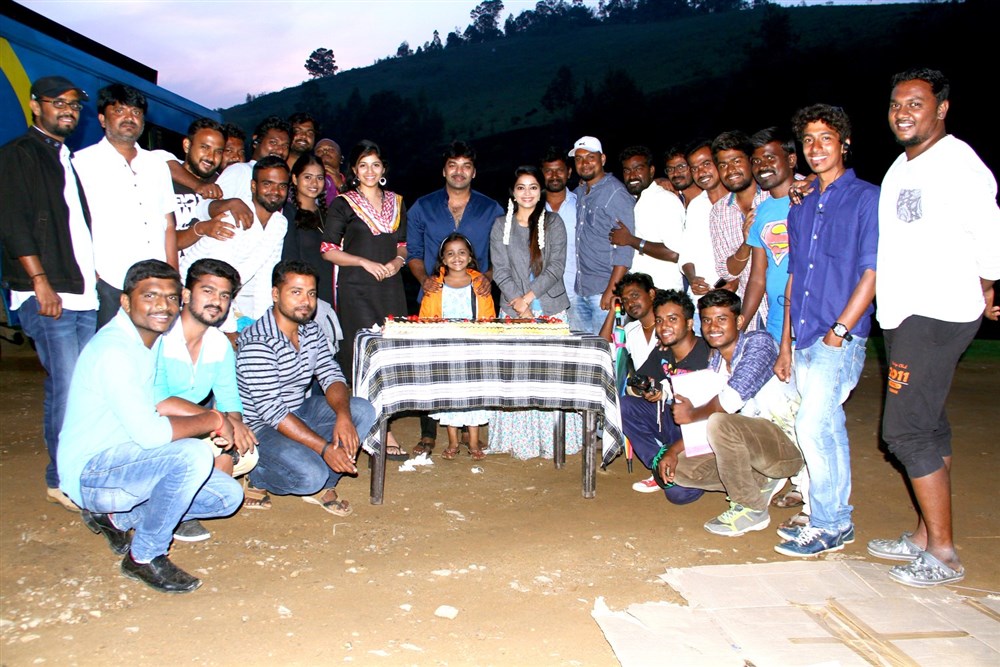 Jai celebrates his birthday,Jai,actor Jai,Jai birthday celebration,Anjali,Janani Iyer,Sinish,Jai and Anjali,Balloon,Balloon shooting spot,Jai birthday celebration pics,Jai birthday celebration images,Jai birthday celebration photos,Jai birthday celebratio