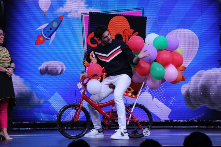 Leaving no stone unturned, Sidharth too gave the kids a sweet surprise as he entered on a cycle covered with balloons and brought chocolates for them. Sidharth Malhotra,actor Sidharth Malhotra,Chhote Miyan Dhaakad contestants,Chhote Miyan Dhaakad,Chhote MIyan Dhaakad