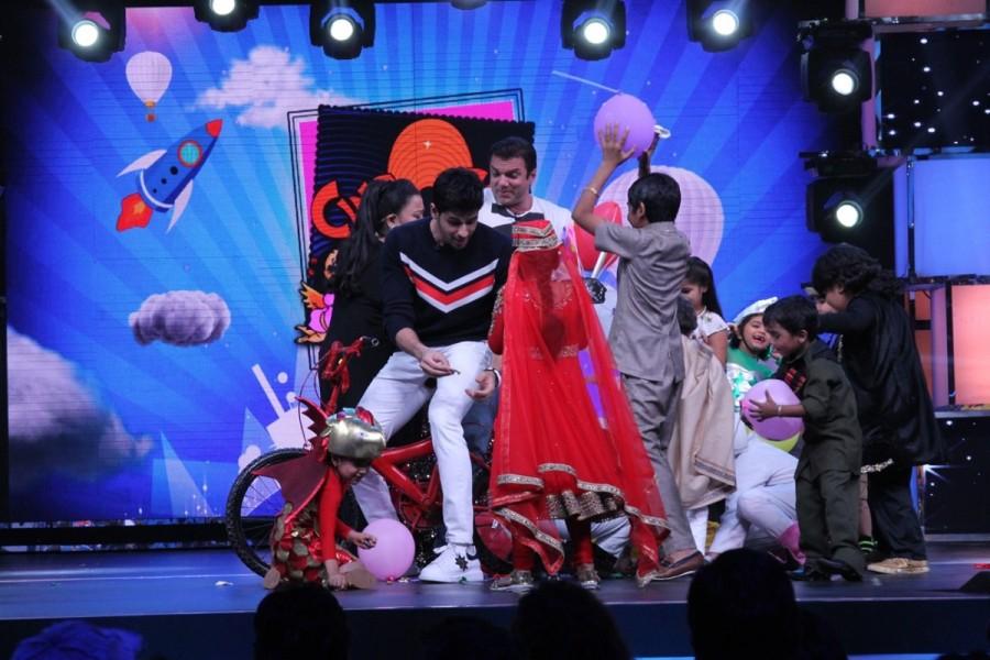 And, the surprise didn’t end here, Sidharth also taught Vedansh the signature step of the song ‘Kala Chasma’ and later was seen shaking a leg with the other little wonders of the show as well. Sidharth Malhotra,actor Sidharth Malhotra,Chhote Miyan Dhaakad contestants,Chhote Miyan Dhaakad,Chhote MIyan Dhaakad
