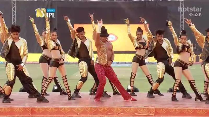 Its become ubiquitous that Tiger is one of the best dancers of Bollywood and its definitely a visual treat to see him dance. Tiger Shroff,actor Tiger Shroff,Tiger Shroff dance performance,Tiger Shroff dance performance at IPL,IPL opening ceremony,IPL opening ceremony 2017,Aa raha hu main,Tiger Shroff enthralls the crowd