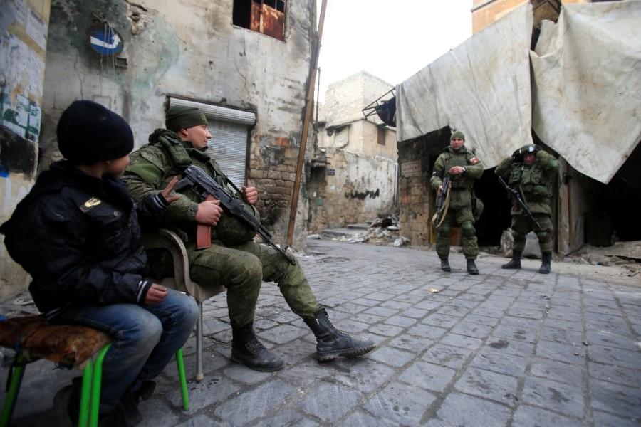 Russian soldiers carry their weapons in the Old City of Aleppo, January 2017. Russian forces in Syria,Russian forces,Syria,war on Assad,Russia,Syrian government