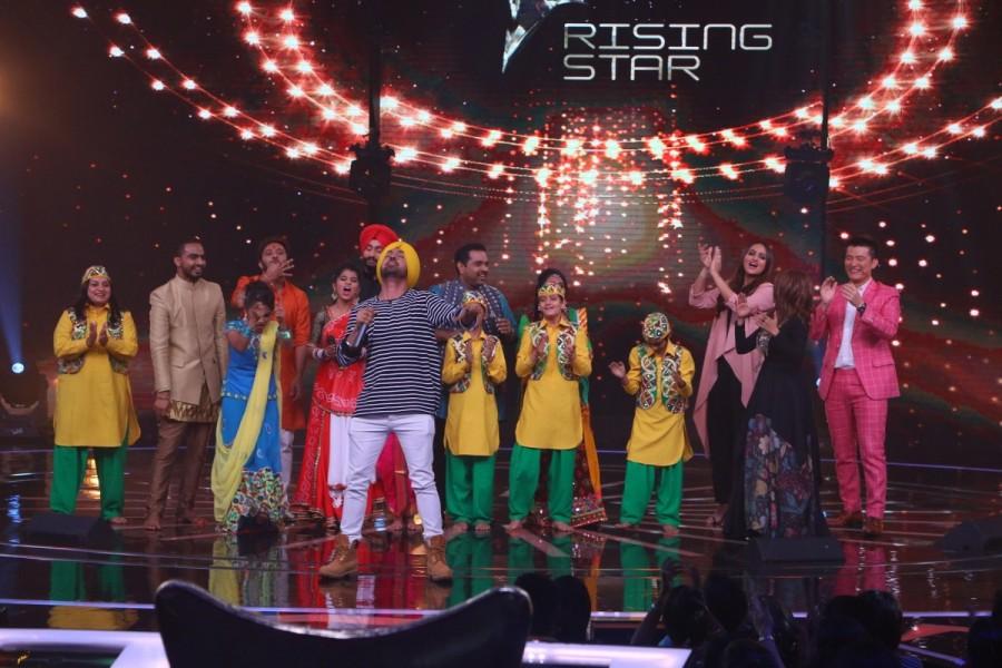 The Dabbang girl of Bollywood, Sonakshi Sinha went LIVE on COLORS singing reality show Rising Star for the promotion of her upcoming movie 'Noor'. Along with encouraging the talents of the competition, Sona took the opportunity and showed of her singing prowess, be it performing LIVE with Diljit Dosanjh to performing the Rap 'Move Your Luk Baby' from the movie 'Noor'. Dabbang girl,Sonakshi Sinha,Rising Star,reality show Rising Star,Noor,Noor promotion,Noor movie promotion,Noor promotion pics,Noor promotion images,Noor promotion stills,Noor promotion pictures