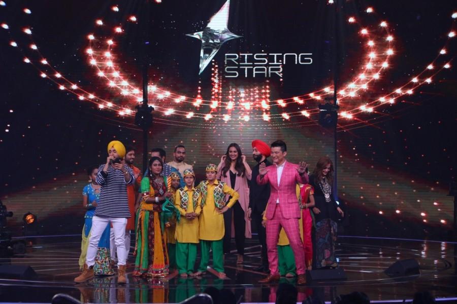 The Dabbang girl of Bollywood, Sonakshi Sinha went LIVE on COLORS singing reality show Rising Star for the promotion of her upcoming movie 'Noor'. Along with encouraging the talents of the competition, Sona took the opportunity and showed of her singing prowess, be it performing LIVE with Diljit Dosanjh to performing the Rap 'Move Your Luk Baby' from the movie 'Noor'. Dabbang girl,Sonakshi Sinha,Rising Star,reality show Rising Star,Noor,Noor promotion,Noor movie promotion,Noor promotion pics,Noor promotion images,Noor promotion stills,Noor promotion pictures
